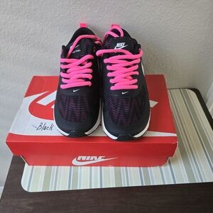 Nike Women's Sneakers in Black and Pink